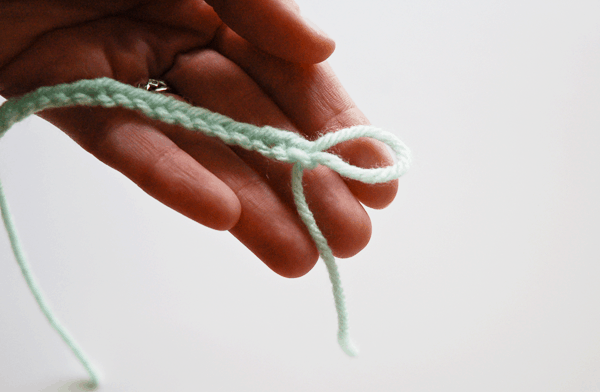 knot-a-length-of-yarn-for-a-bracelet knot a length of yarn for a bracelet