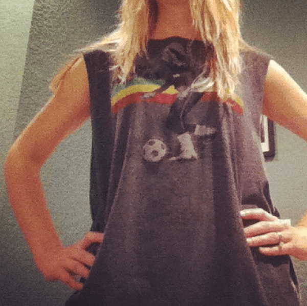 how to cut a tshirt into a muscle tee