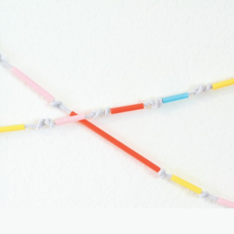 Colorful straw garland for an easy party decoration.