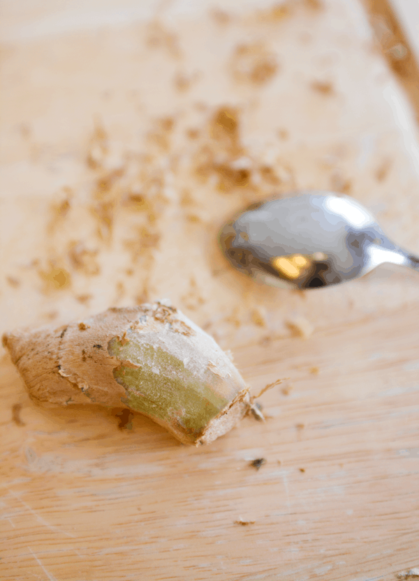 peel-ginger-with-a-spoon