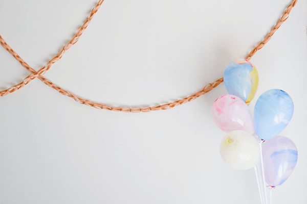 Loom bracelet inspired rubber band garland. //  www.cupcakesandcutlery.com