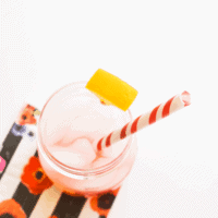 Yum! Muddled raspberry lemonade! // www.cupcakesandcutlery.com