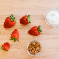 Try this super yummy strawberry snack. // www.cupcakesandcutlery.com