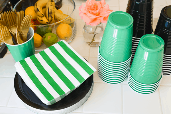 Black, green and white is the perfect color combo for a Minecraft party // www.cupcakesandcutlery.com