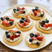 Fruit desserts : berry and sugar cookie bruschetta for summer entertaining #givebakery #ad // www.cupcakesandcutlery.com