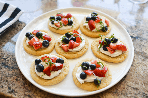 Fruit desserts : berry and sugar cookie bruschetta for summer entertaining #givebakery #ad // www.cupcakesandcutlery.com