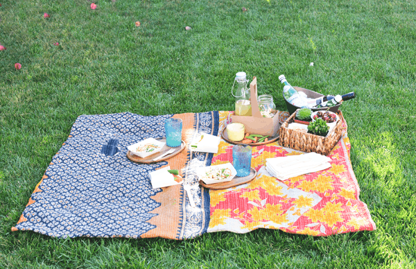 A vintage blanket works perfectly for a summer picnic. #naturallyamazing @frenchsfoods #sponsored // www.cupcakesandcutlery.com