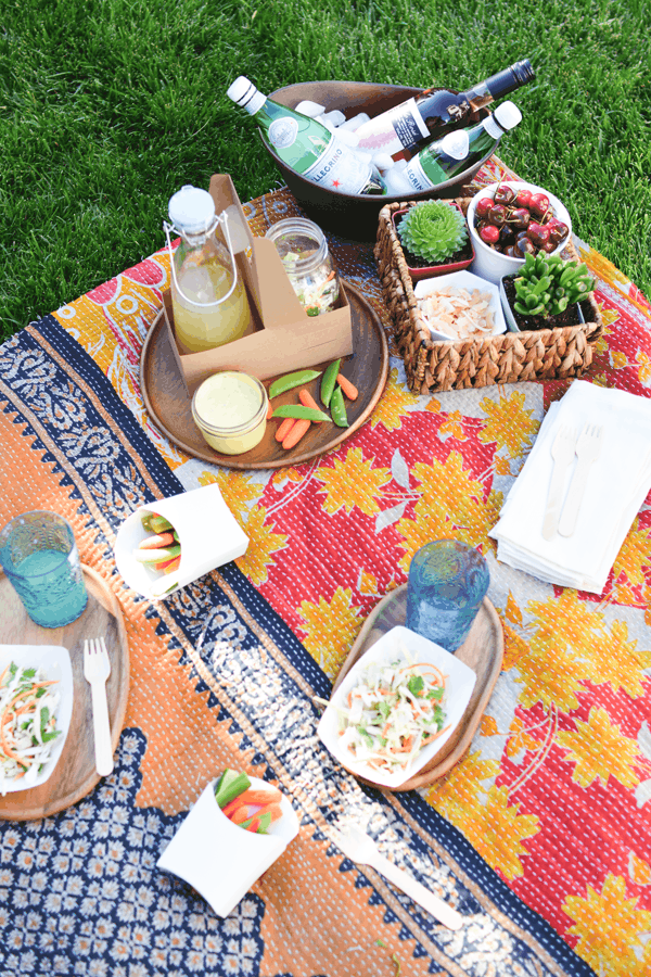 A clean eating dinner picnic. #sponsored #NaturallyAmazing @frenchsfoods // www.cupcakesandcutlery.com