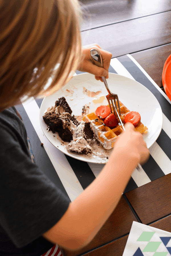 Cold Stone's Tall Dark & Delicious ice cream cake is perfect for Father's Day celebrating. #spon