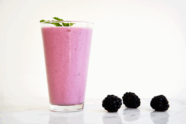 Did you know healthy skin can come from a smoothie? This blackberry ginger oat smoothie can help your skin from the inside, out! (ad) #Aveeno