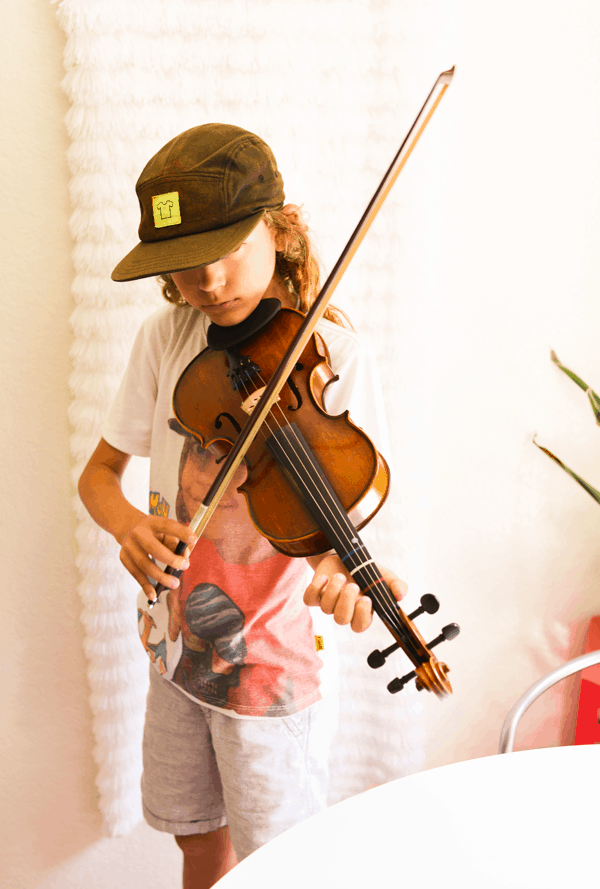 Kid playing the violin. 