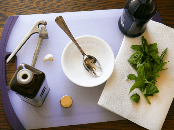 Fresh ingredients make this simple appetizer really flavorful. This basil oil comes together quickly and serves a lot of people. | Cupcakes and Cutlery