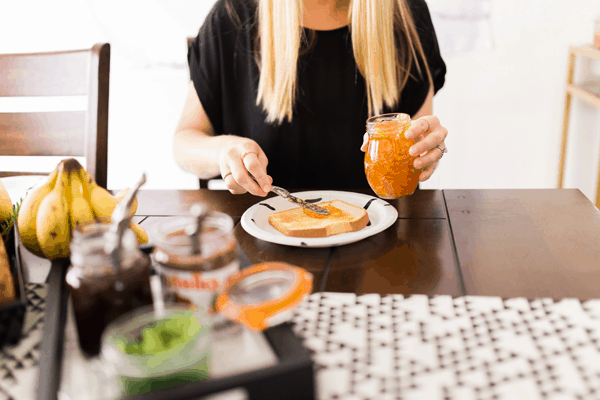 Sharing simple brunch ideas that will allow to you to create an easy breakfast set up that can be made ahead of time for a crowd! Also sharing easy decorations!
