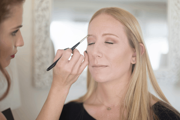 Want to update your makeup routine for fall? Try this easy makeup tutorial with a simple eyeshadow look and a bold lipstick. 