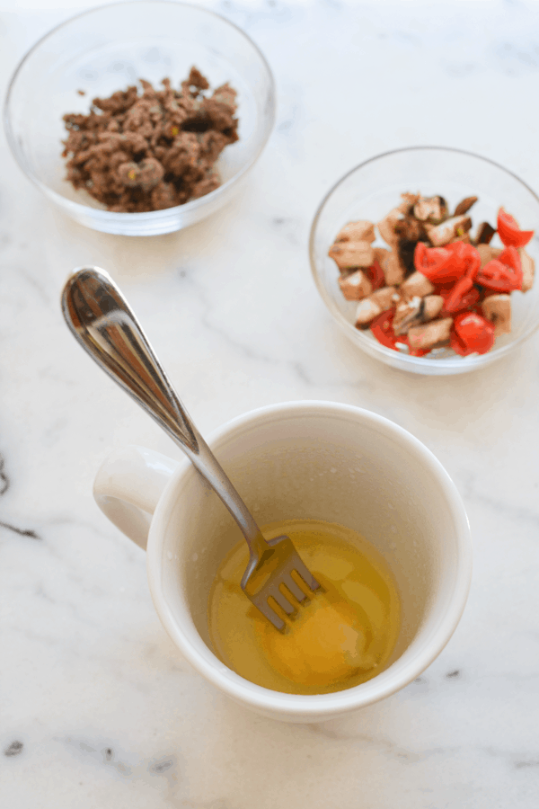 This easy recipe will help you have simple mornings. Scrambled eggs in a mug is one of my favorite quick and easy breakfast recipes. 