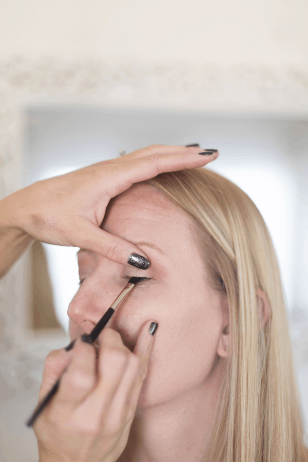 Tightlining is one step of this easy fall makeup tutorial for moms.