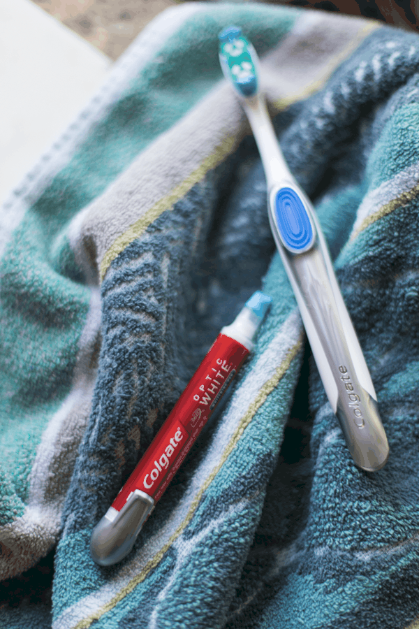 Teeth whitening doesn't have to be a hard process. Colgate makes it easy with this toothbrush and whitening pen combo. 