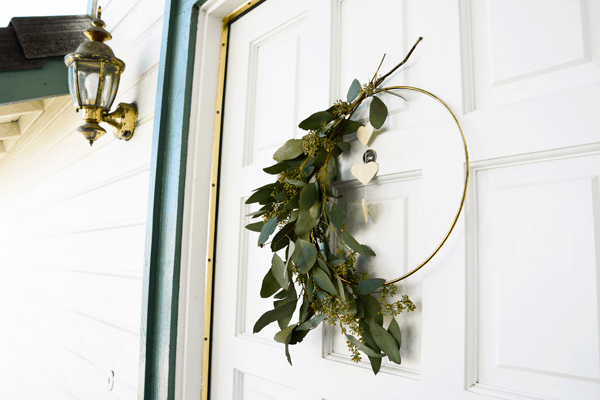Make this easy DIY door wreath for all your holiday parties. This eucalyptus wreath is the perfect way to welcome your guests to Friendsgiving. 