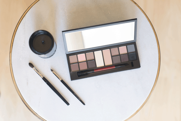 Get out the door faster in the morning with the perfect eyeshadow palette that every busy mom should own! I'm all about easy beauty and makeup products! 