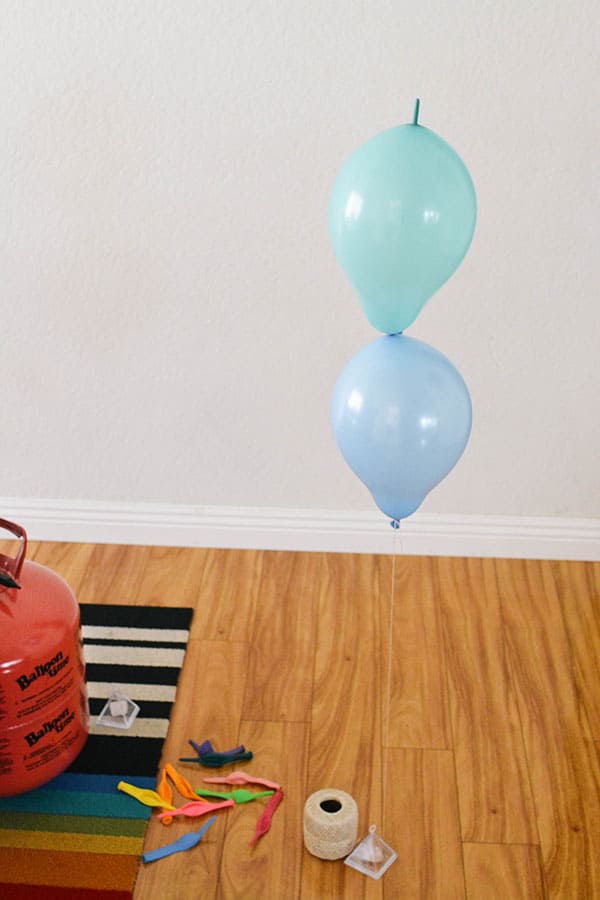 Linking balloons to create an arch with Link o Loon balloons.