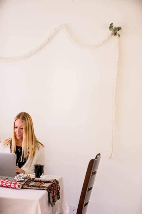 How to make an easy knotted yarn garland for winter