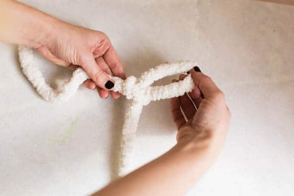 Use this knotted yarn garland to trim your tree