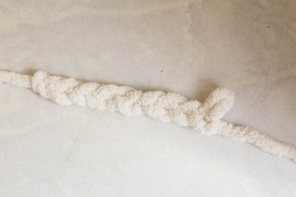 Tutorial for knotted yarn garland