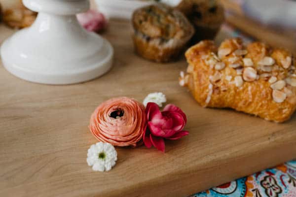 Fresh flowers on a wooden tray to decorate your brunch table.