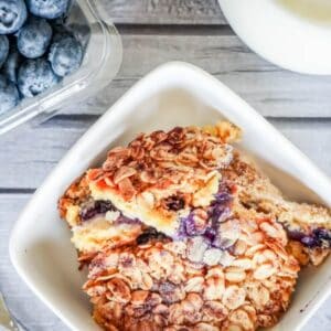 peach blueberry dump cake featured image-1