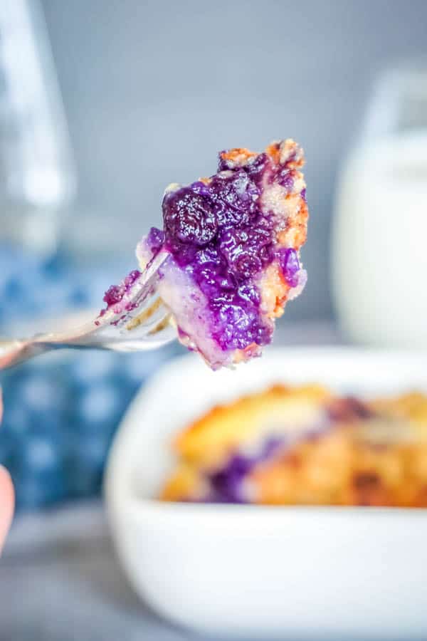 peach blueberry dump cake recipe on a fork