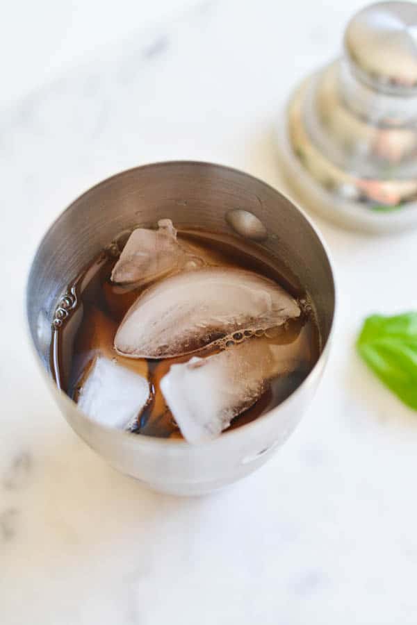 https://www.cupcakesandcutlery.com/wp-content/uploads/2020/07/how-to-infuse-iced-tea-with-fresh-basil.jpg