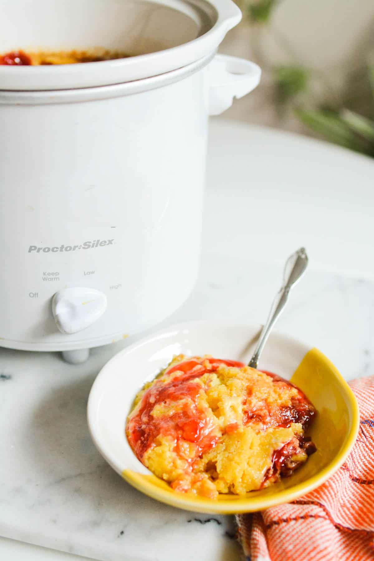 This Portable Crock-Pot Pale Lets You Cook Your Lunch Right At Your Desk