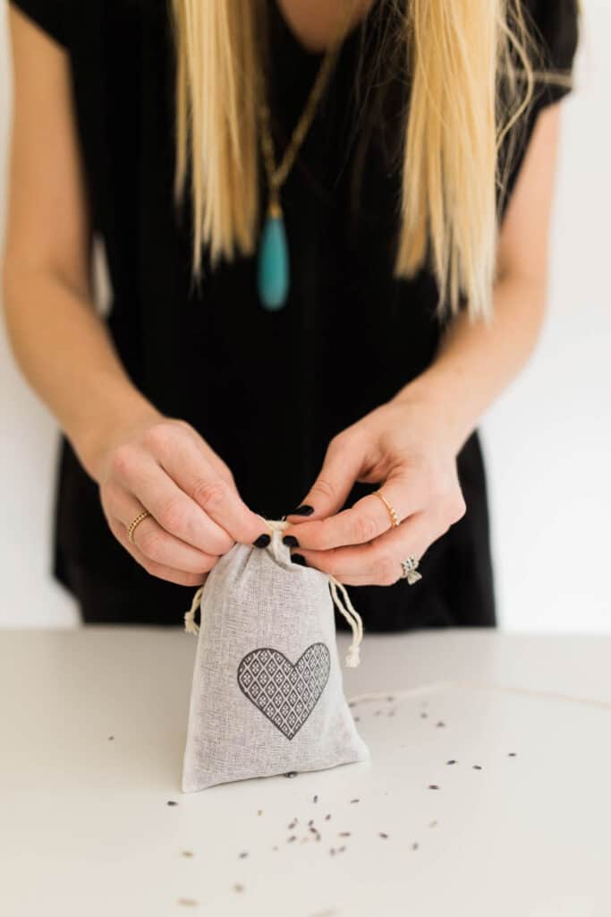 Tying a knot in a lavender sachet diy