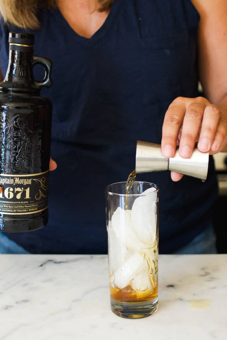 Spiced Rum and Ginger Beer [Dark and Stormy Drink Recipe] Cupcakes